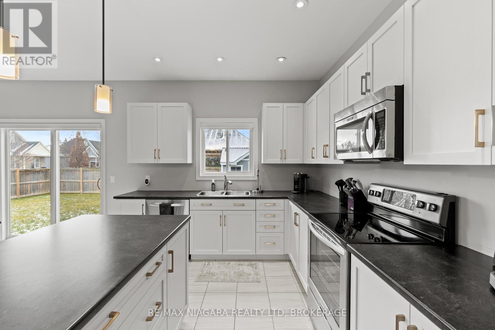 3 Summerhayes Drive, Niagara-On-The-Lake (Virgil), ON - Indoor Photo Showing Kitchen With Double Sink