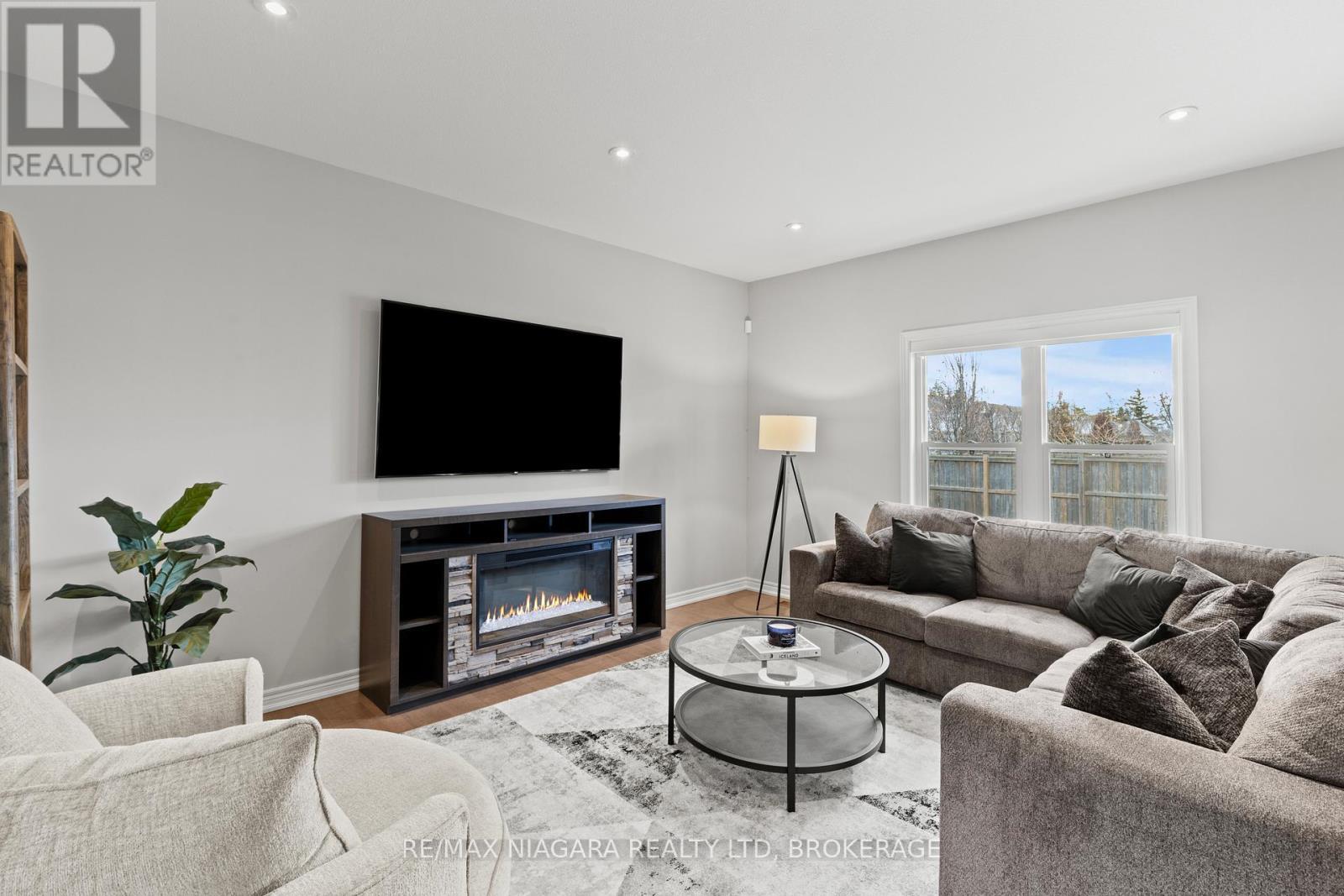 3 Summerhayes Drive, Niagara-On-The-Lake (Virgil), ON - Indoor Photo Showing Living Room