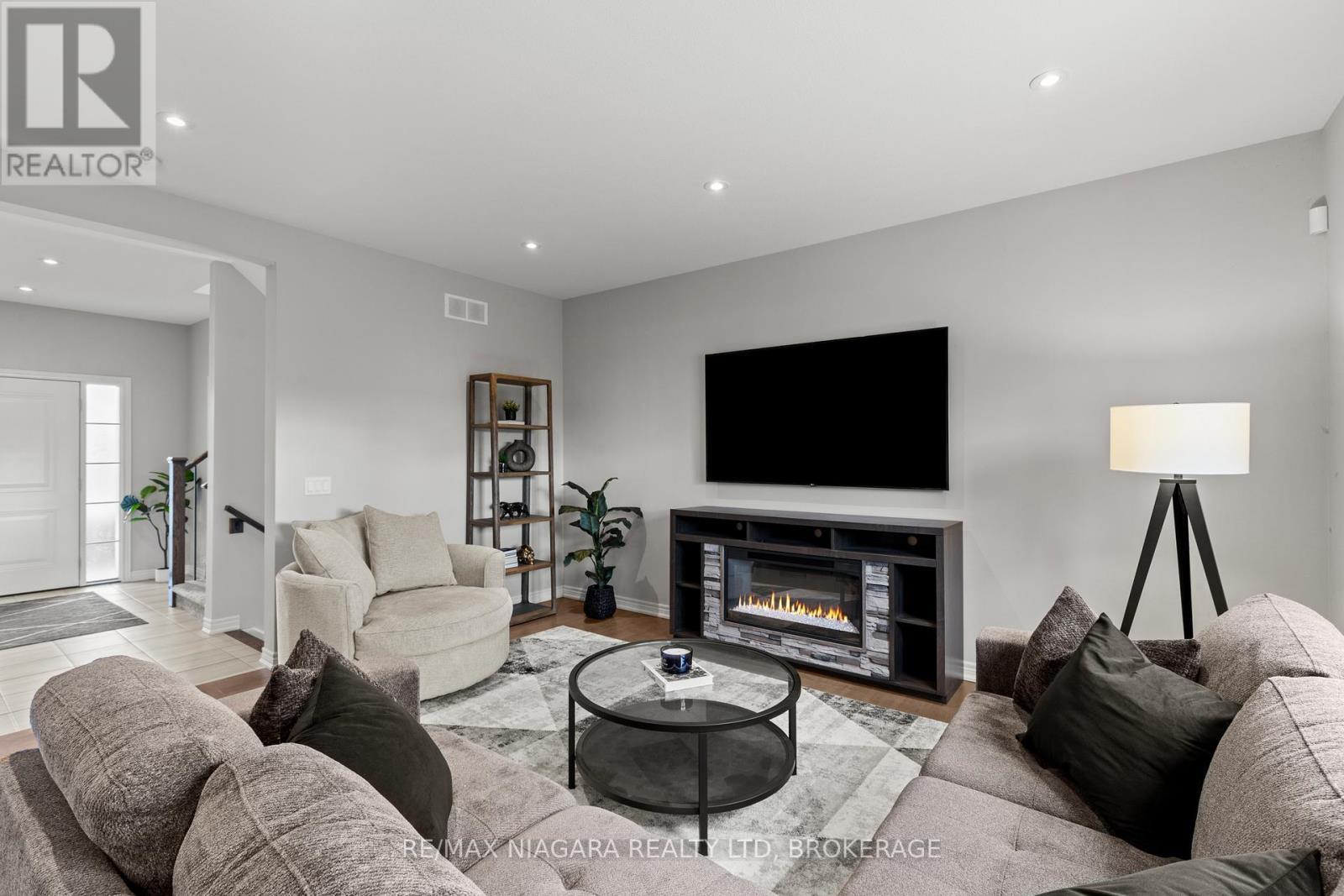 3 Summerhayes Drive, Niagara-On-The-Lake (Virgil), ON - Indoor Photo Showing Living Room With Fireplace