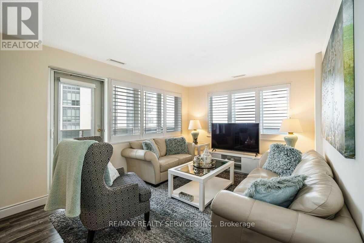 508 - 10 Dayspring Circle, Brampton, ON - Indoor Photo Showing Living Room
