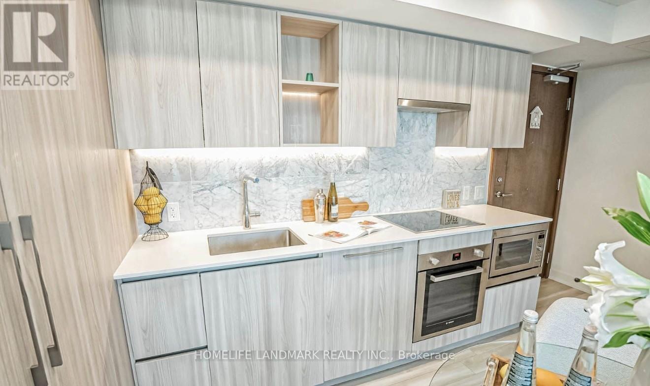 605 - 19 Bathurst Street, Toronto, ON - Indoor Photo Showing Kitchen With Upgraded Kitchen