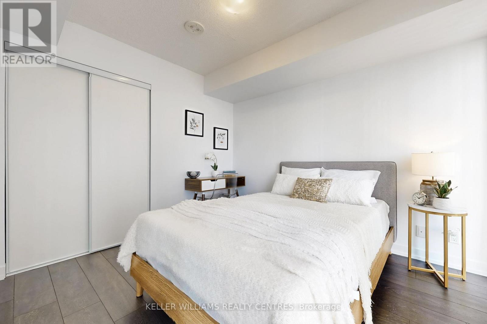 double closet in bedroom - 2510 - 60 Shuter Street, Toronto, ON - Indoor Photo Showing Bedroom