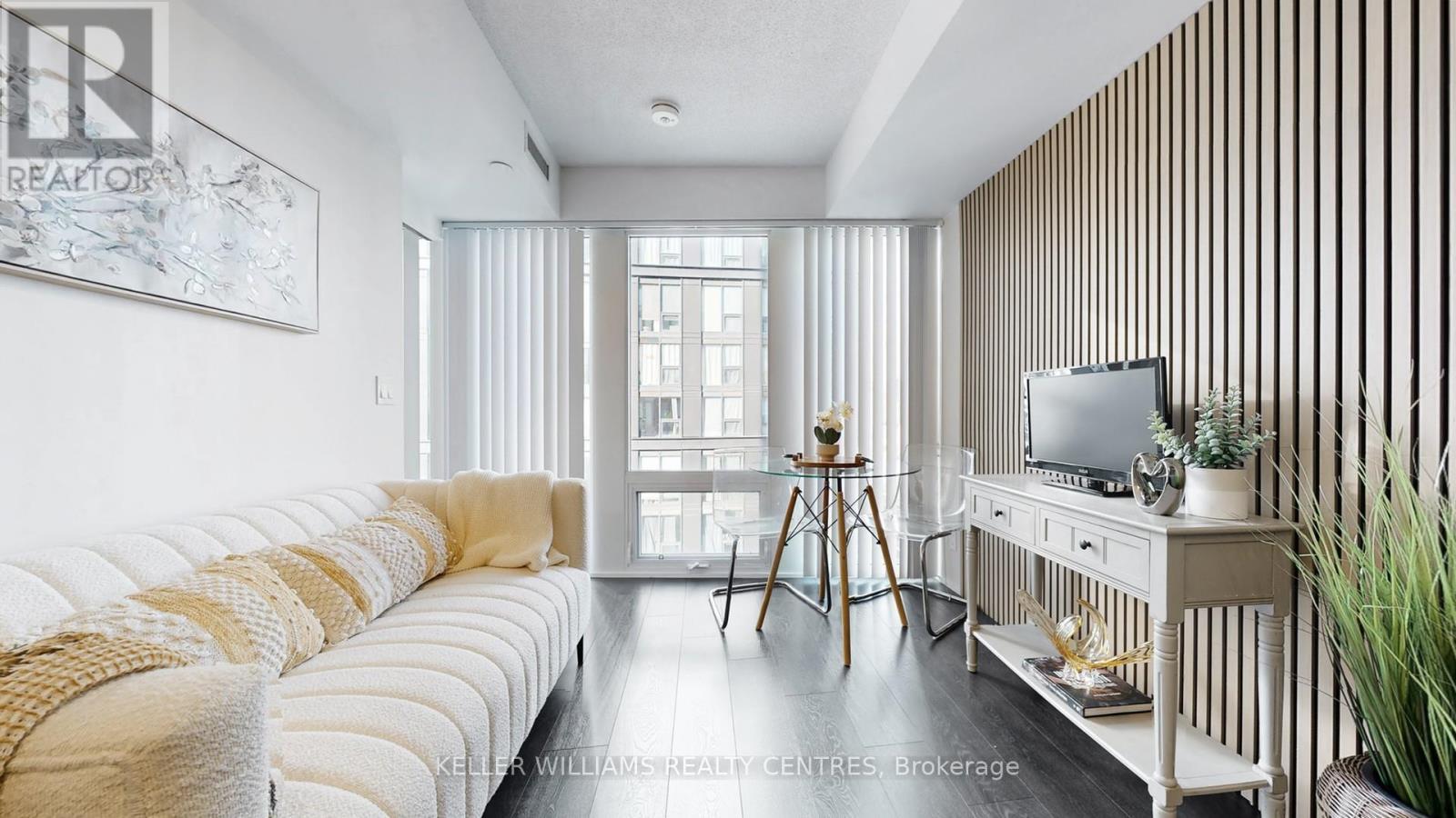 living space with decorative acoustic wall panels - 2510 - 60 Shuter Street, Toronto, ON - Indoor