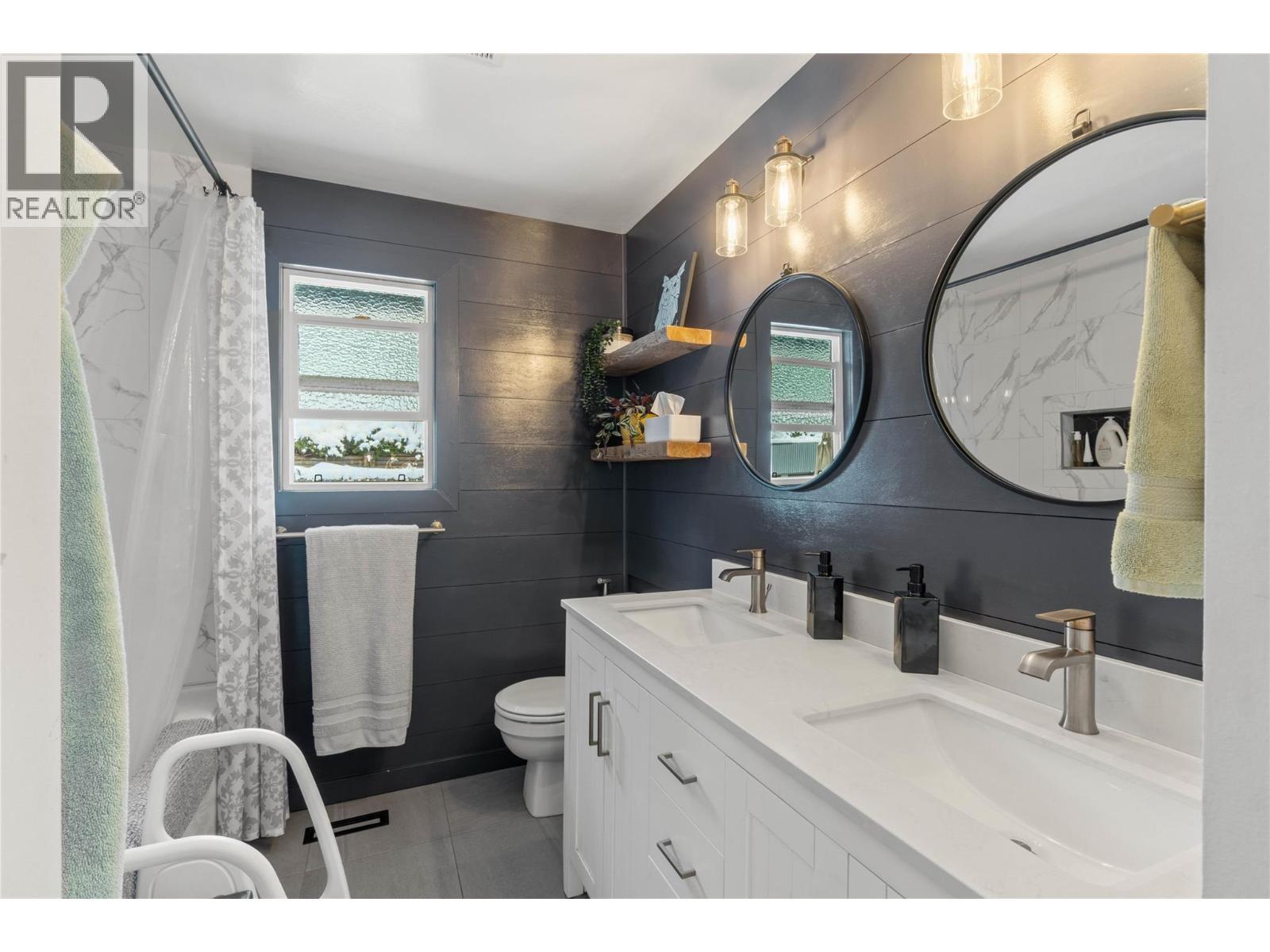 908 Gleneagles Drive, Kamloops, BC - Indoor Photo Showing Bathroom