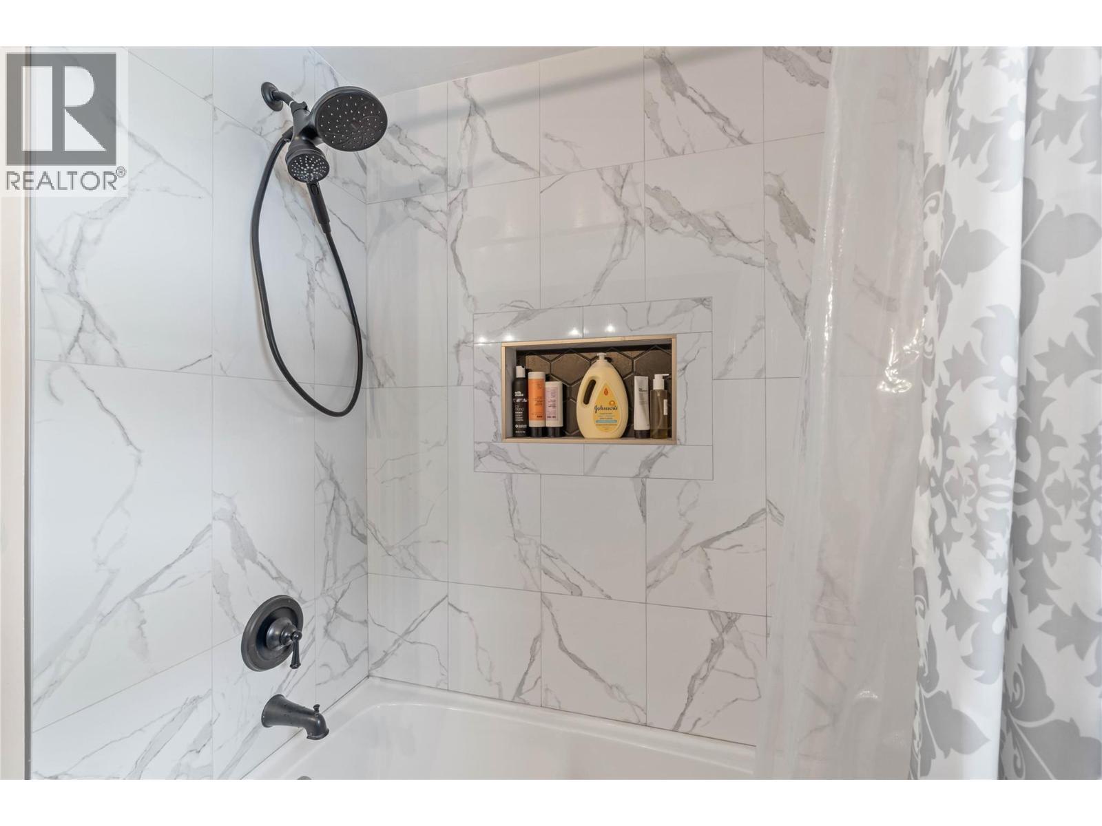 908 Gleneagles Drive, Kamloops, BC - Indoor Photo Showing Bathroom