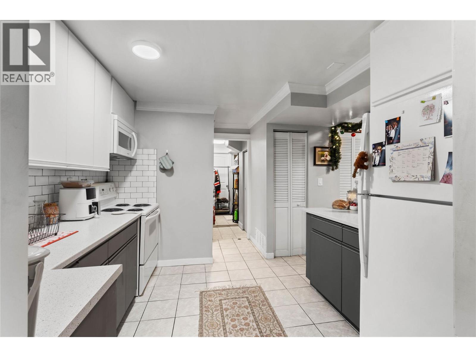 908 Gleneagles Drive, Kamloops, BC - Indoor Photo Showing Kitchen