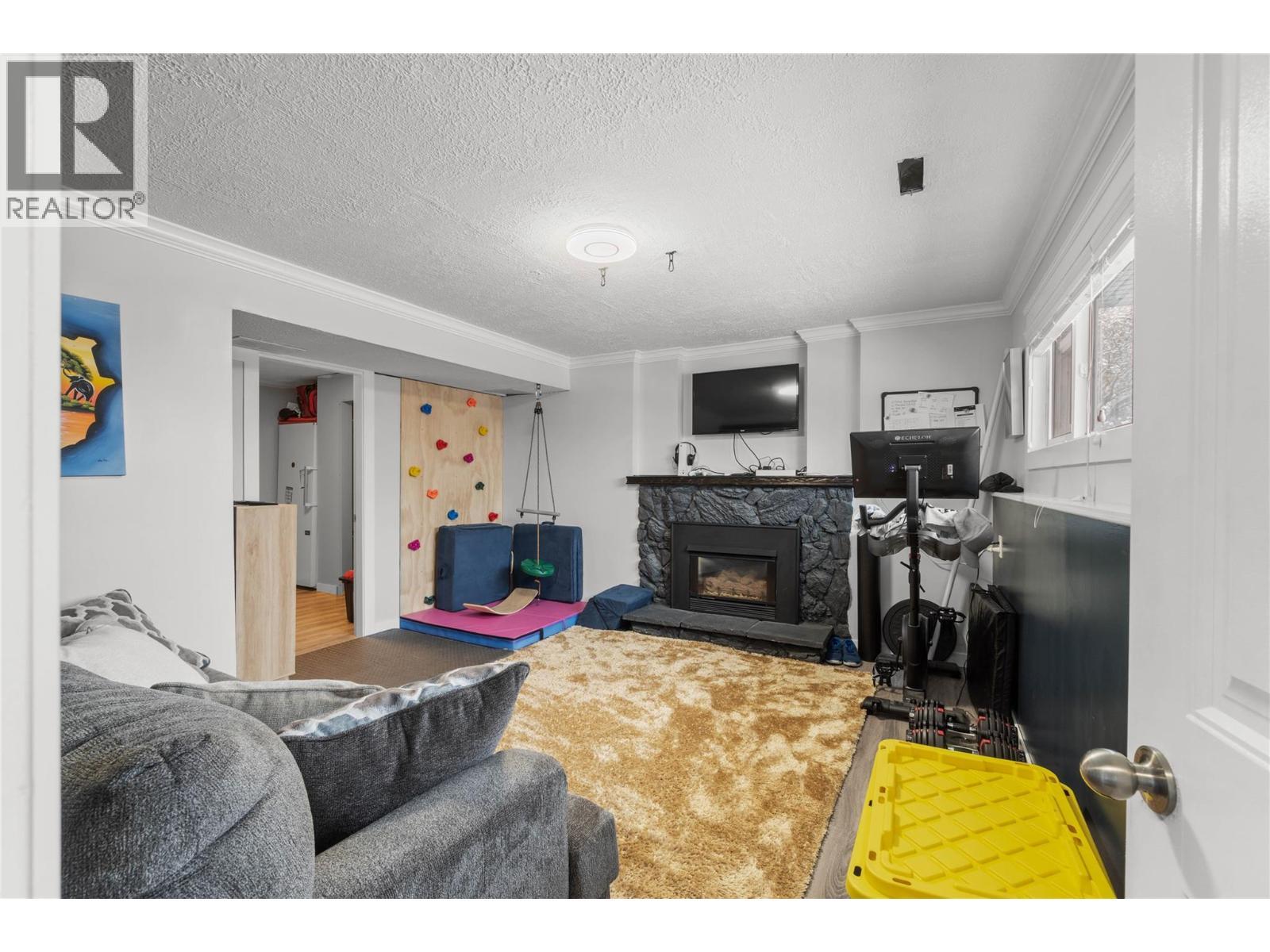 908 Gleneagles Drive, Kamloops, BC - Indoor With Fireplace