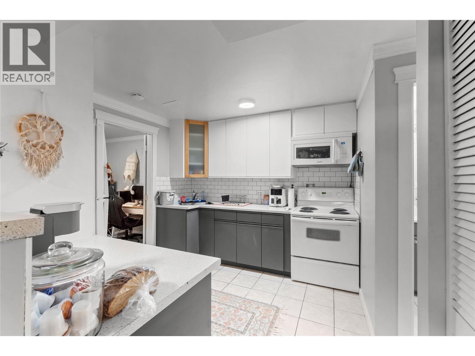 908 Gleneagles Drive, Kamloops, BC - Indoor Photo Showing Kitchen
