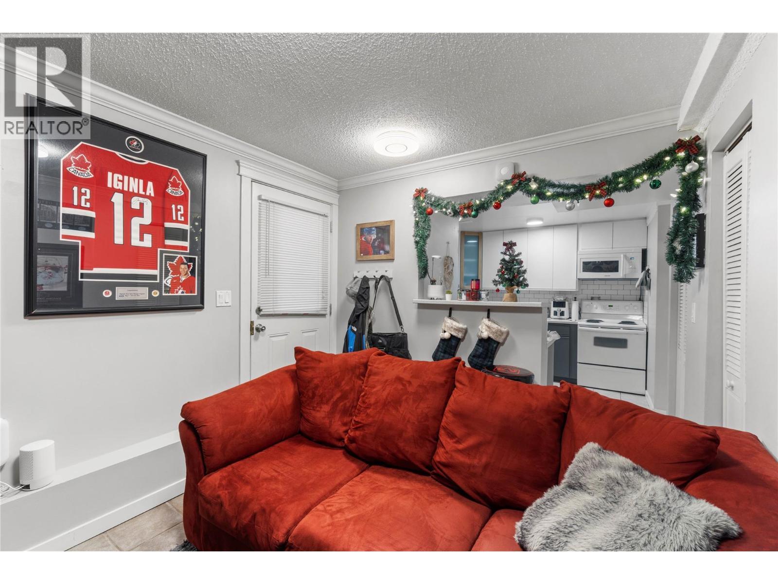 908 Gleneagles Drive, Kamloops, BC - Indoor Photo Showing Living Room