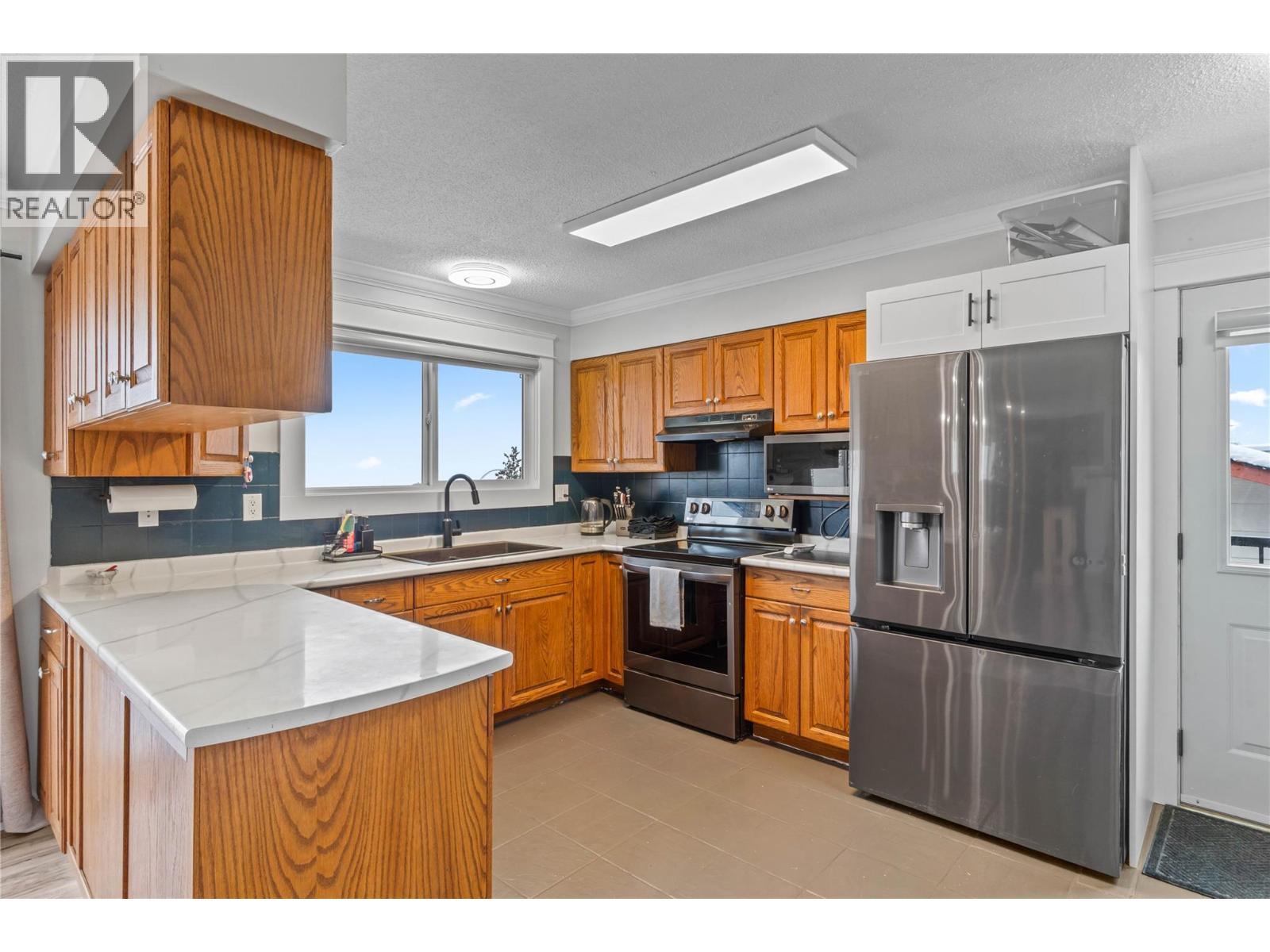 908 Gleneagles Drive, Kamloops, BC - Indoor Photo Showing Kitchen
