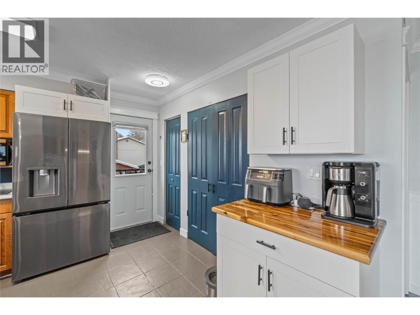 908 Gleneagles Drive, Kamloops, BC - Indoor Photo Showing Kitchen