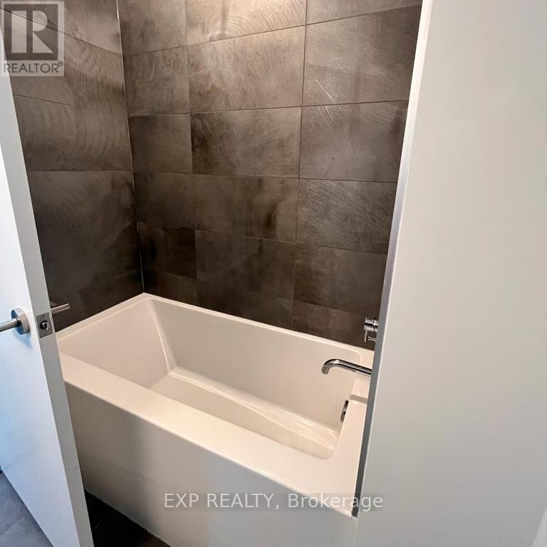 Ph07 - 1000 Portage Parkway, Vaughan, ON - Indoor Photo Showing Bathroom