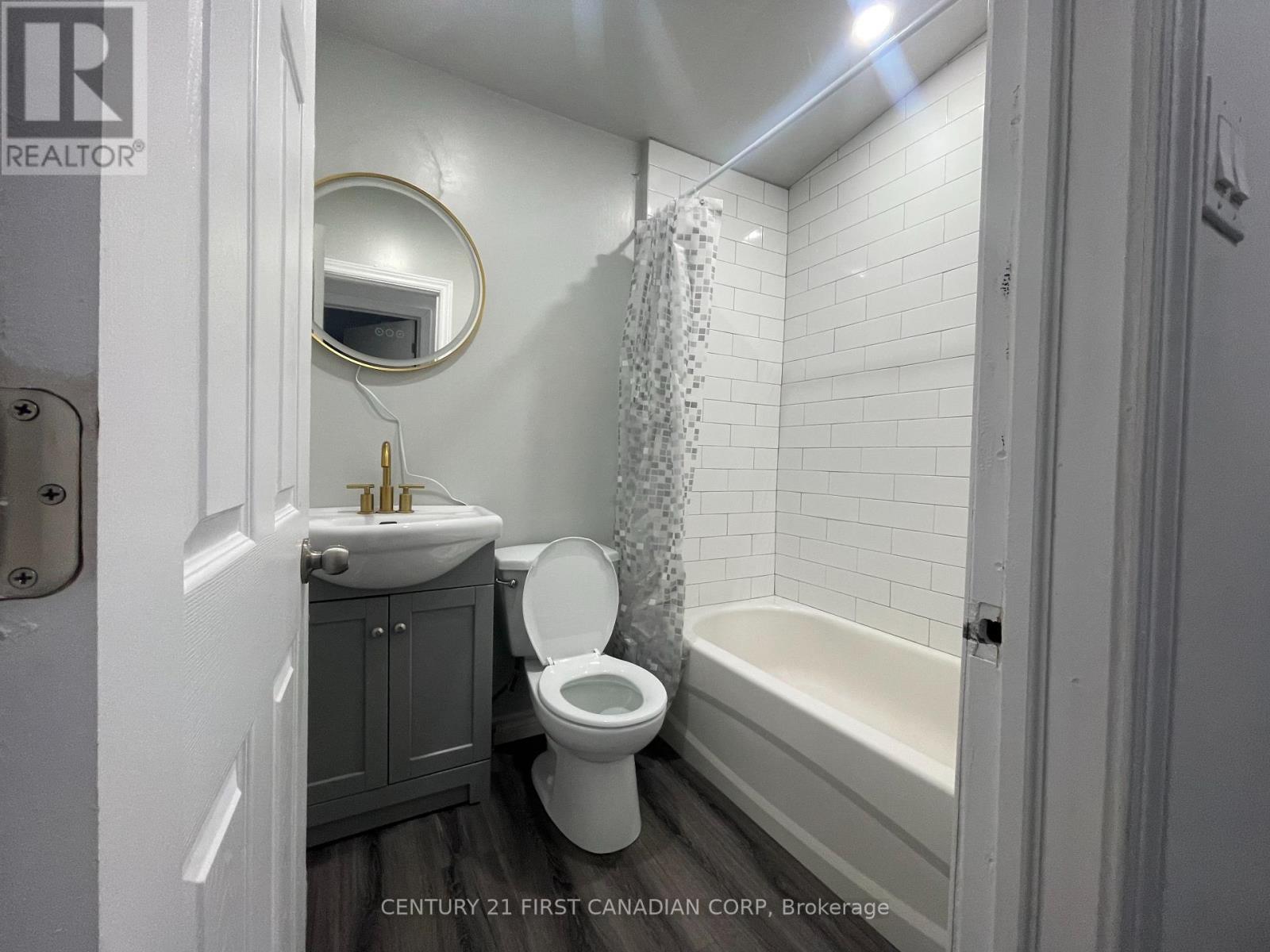1 - 292 Simcoe Street, London East (East K), ON - Indoor Photo Showing Bathroom