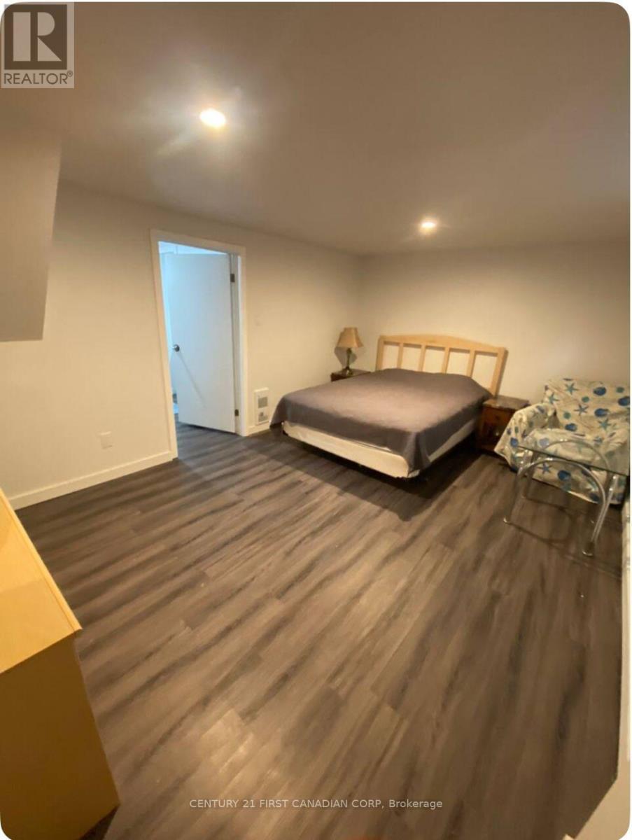 2 - 292 Simcoe Street, London East (East K), ON - Indoor