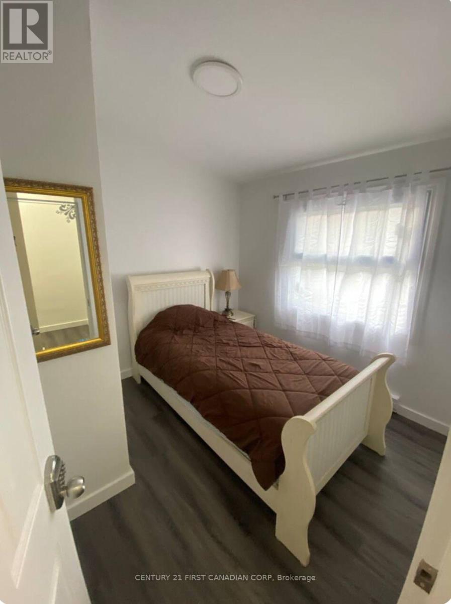 2 - 292 Simcoe Street, London East (East K), ON - Indoor Photo Showing Bedroom