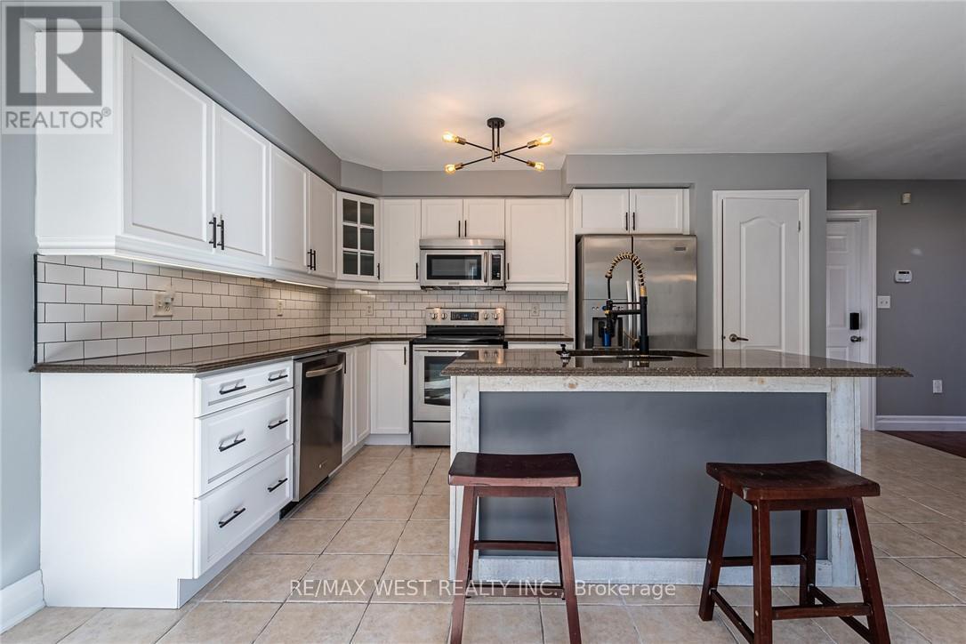69 Kidd Crescent, New Tecumseth, ON - Indoor Photo Showing Kitchen With Upgraded Kitchen