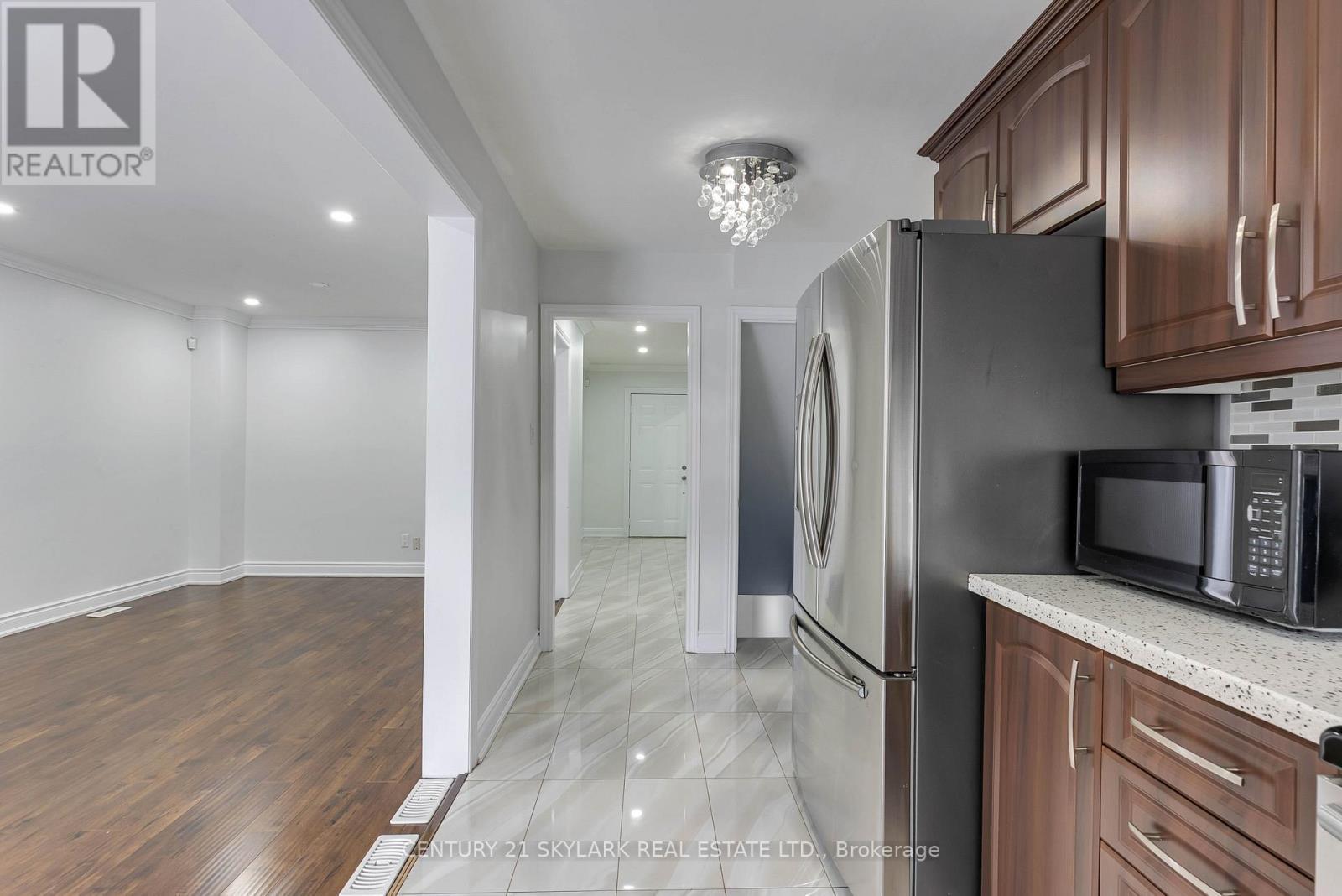 235 Fleetwood Crescent, Brampton, ON - Indoor Photo Showing Kitchen