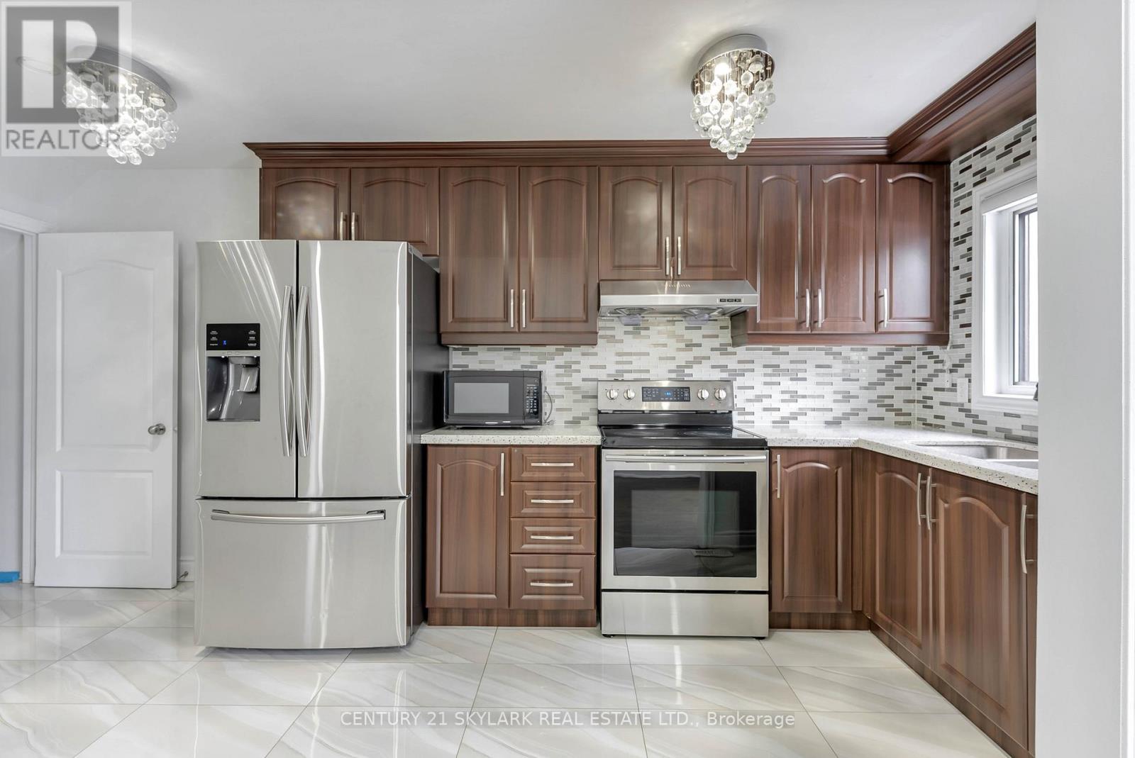 235 Fleetwood Crescent, Brampton, ON - Indoor Photo Showing Kitchen