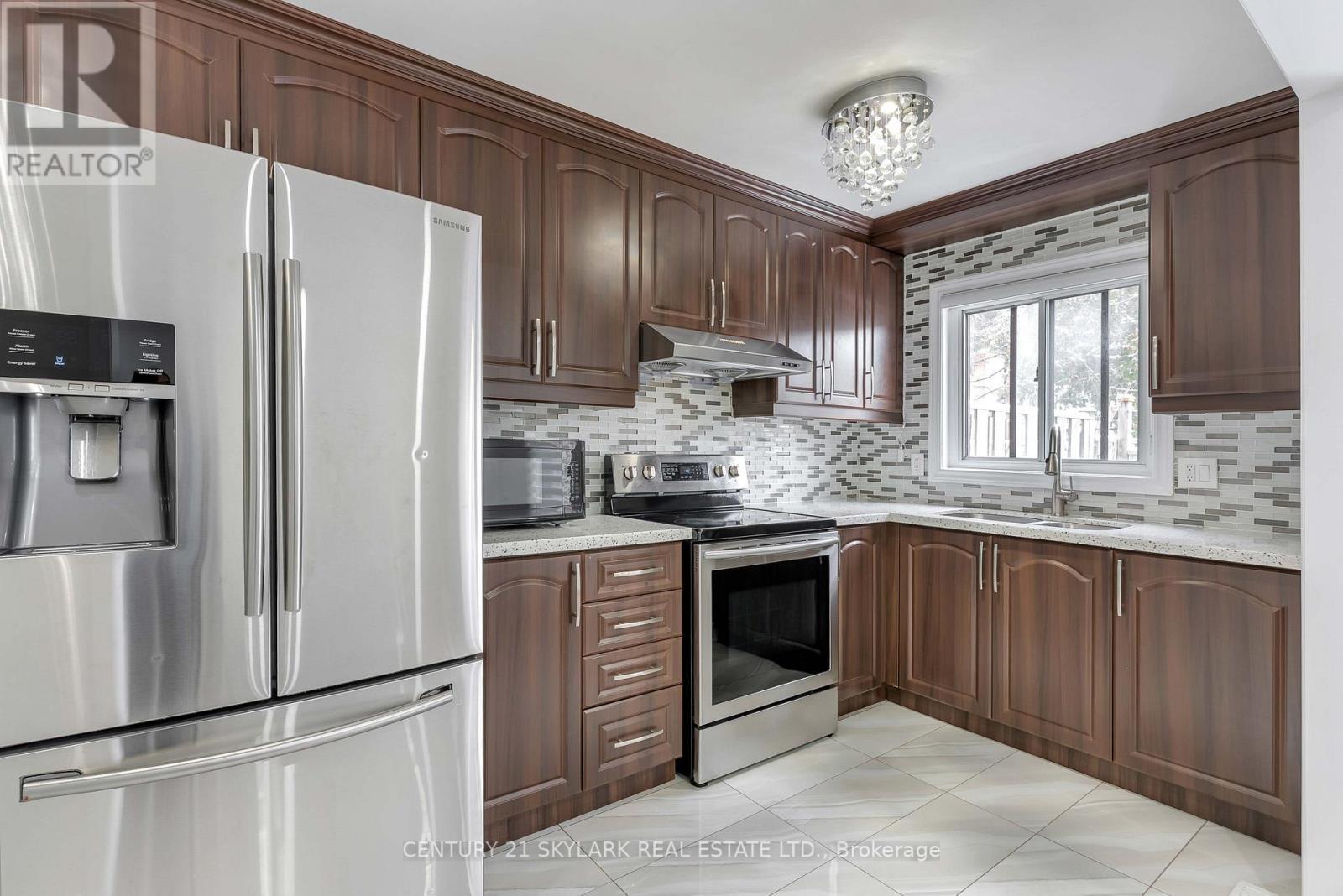 235 Fleetwood Crescent, Brampton, ON - Indoor Photo Showing Kitchen
