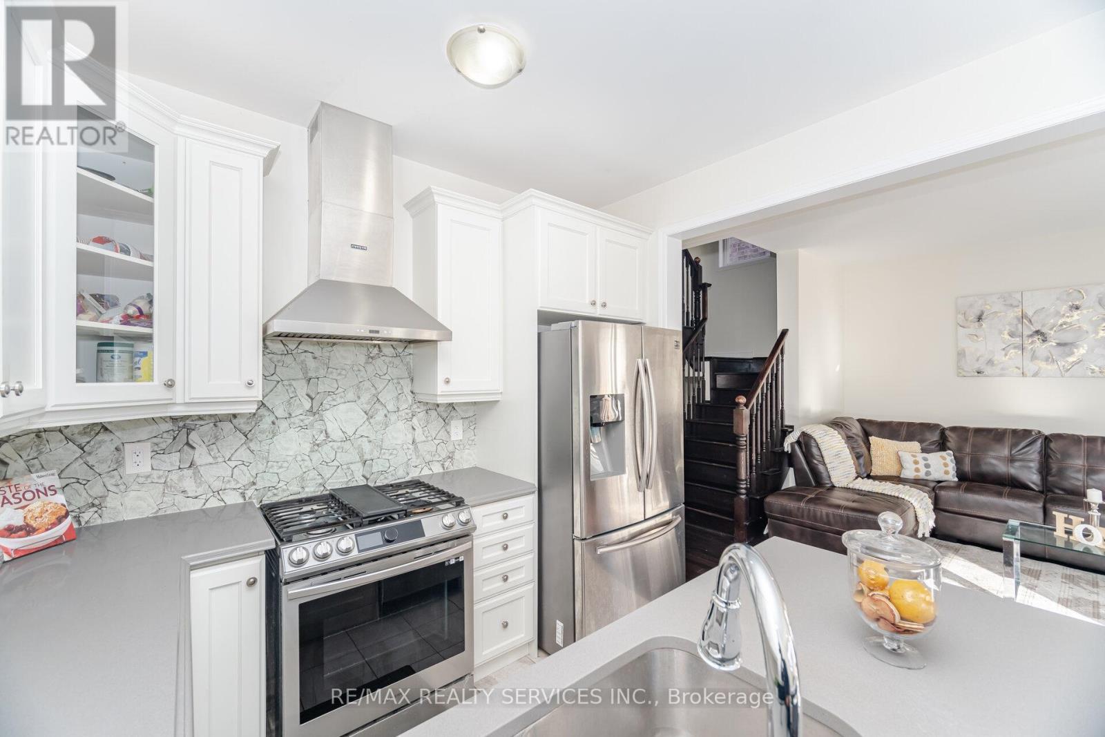 17 Averill Road, Brampton, ON - Indoor Photo Showing Kitchen With Upgraded Kitchen