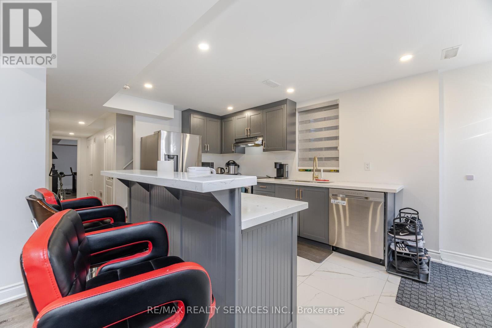 17 Averill Road, Brampton, ON - Indoor Photo Showing Kitchen With Upgraded Kitchen