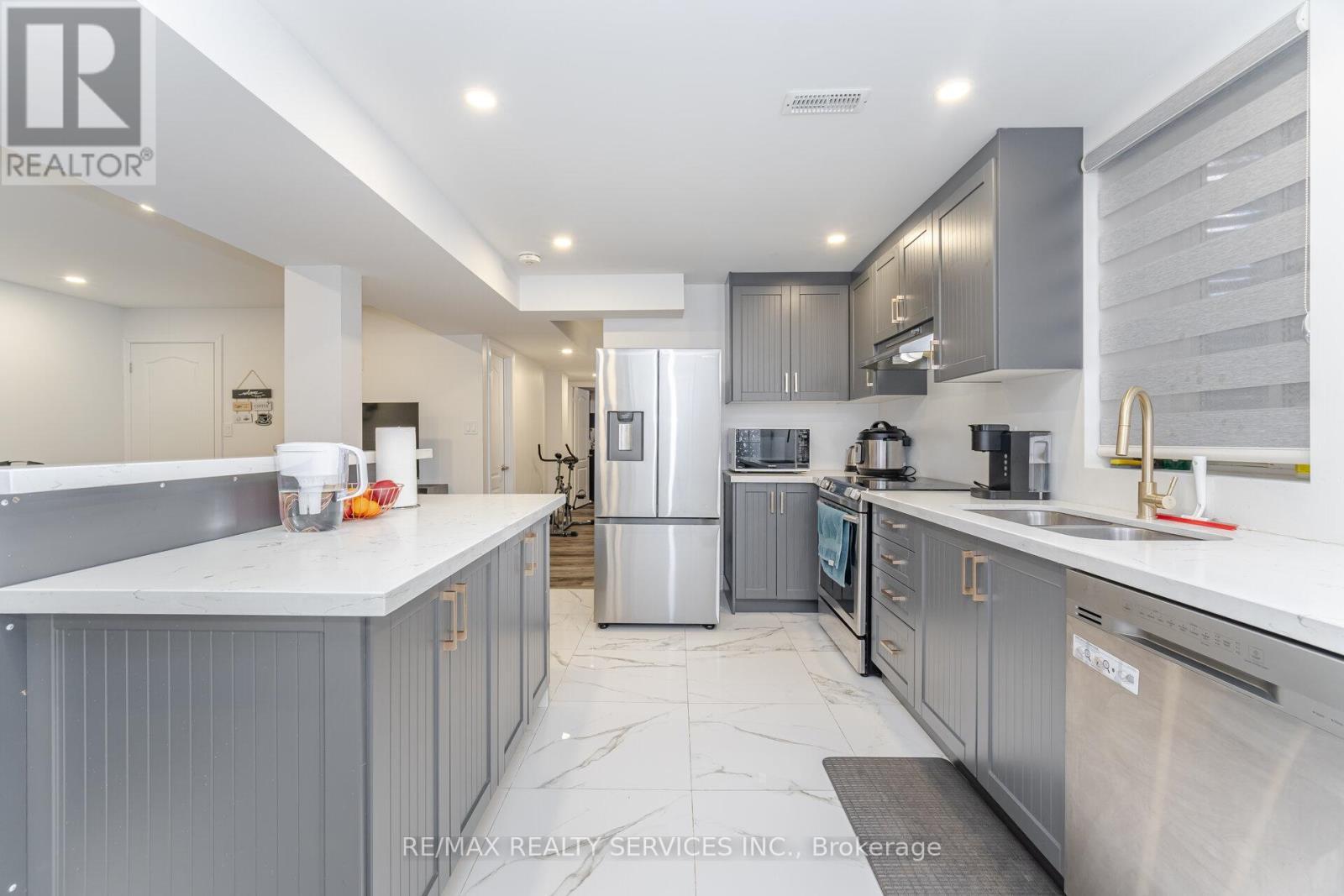 17 Averill Road, Brampton, ON - Indoor Photo Showing Kitchen With Double Sink With Upgraded Kitchen