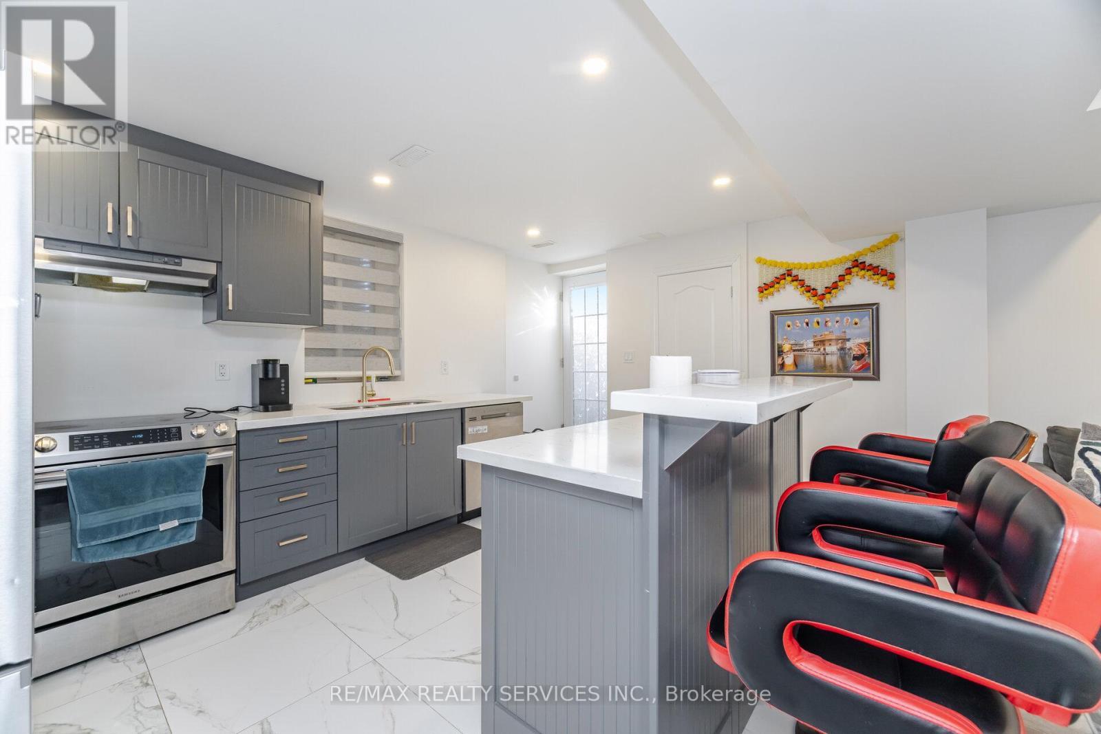 17 Averill Road, Brampton, ON - Indoor Photo Showing Kitchen With Upgraded Kitchen
