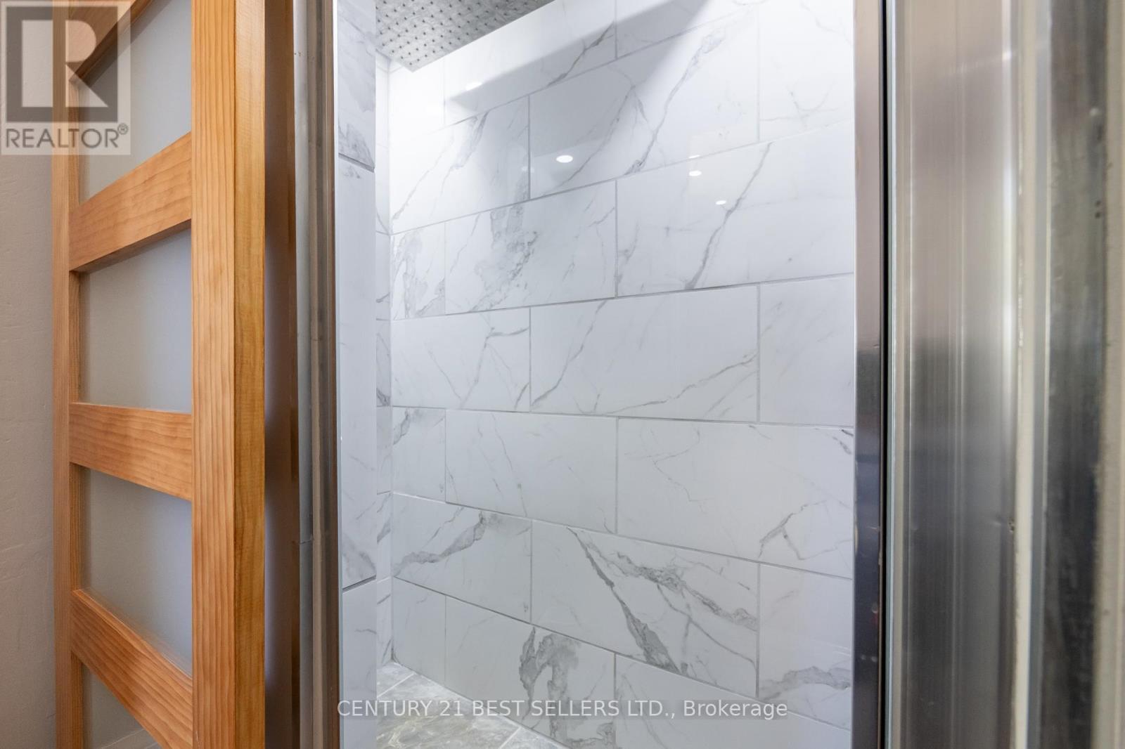 933 6 Highway N, Hamilton, ON - Indoor Photo Showing Bathroom