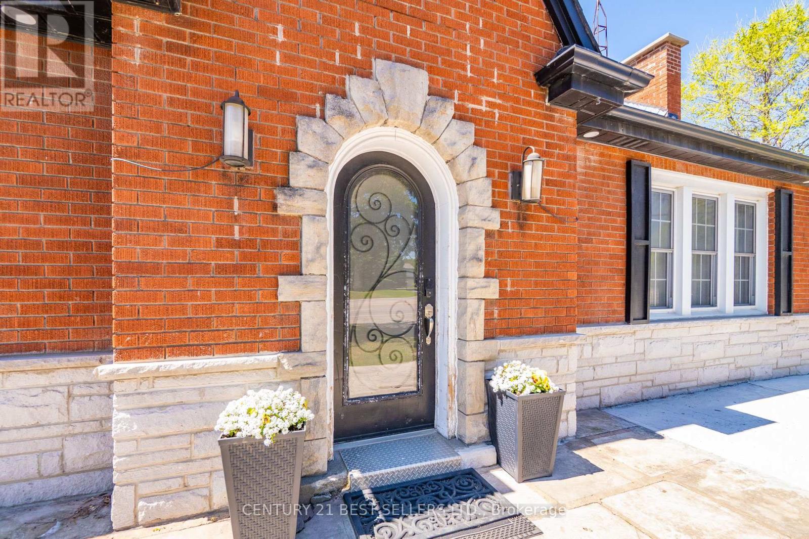 933 6 Highway N, Hamilton, ON - Outdoor With Exterior