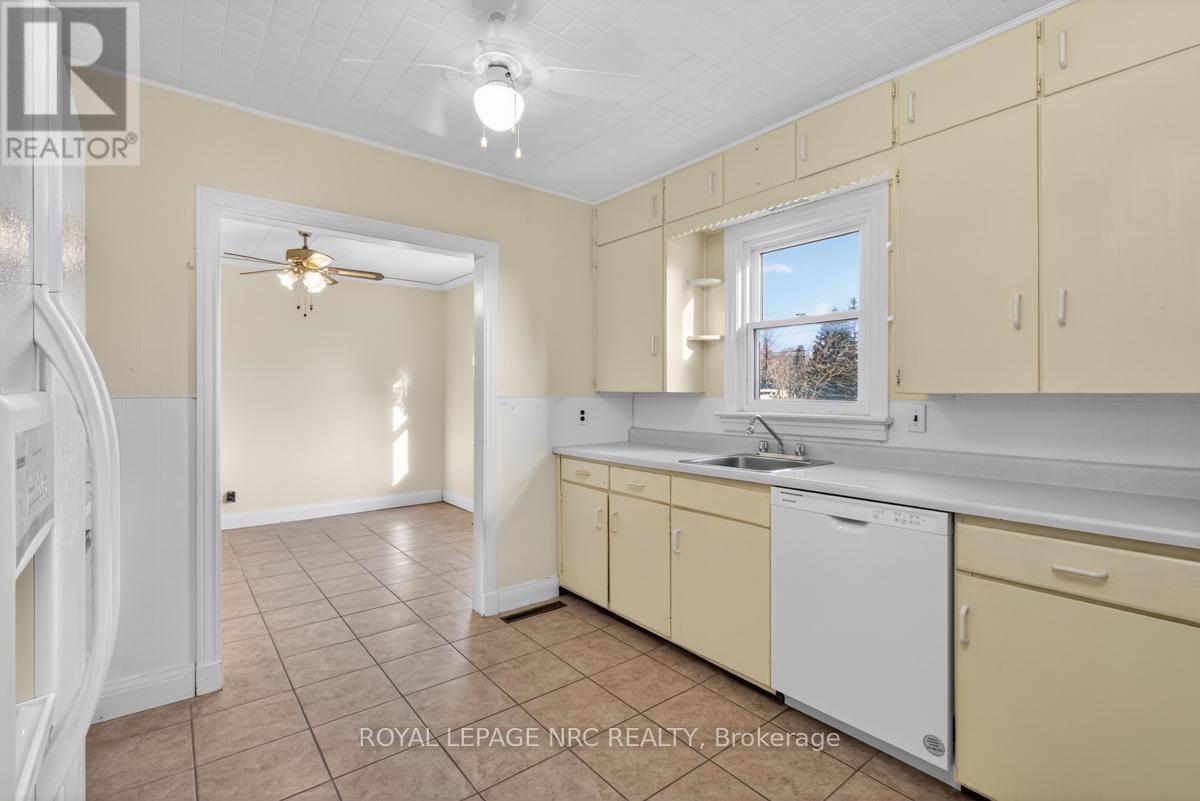 430 Clare Avenue, Welland (Prince Charles), ON - Indoor Photo Showing Kitchen