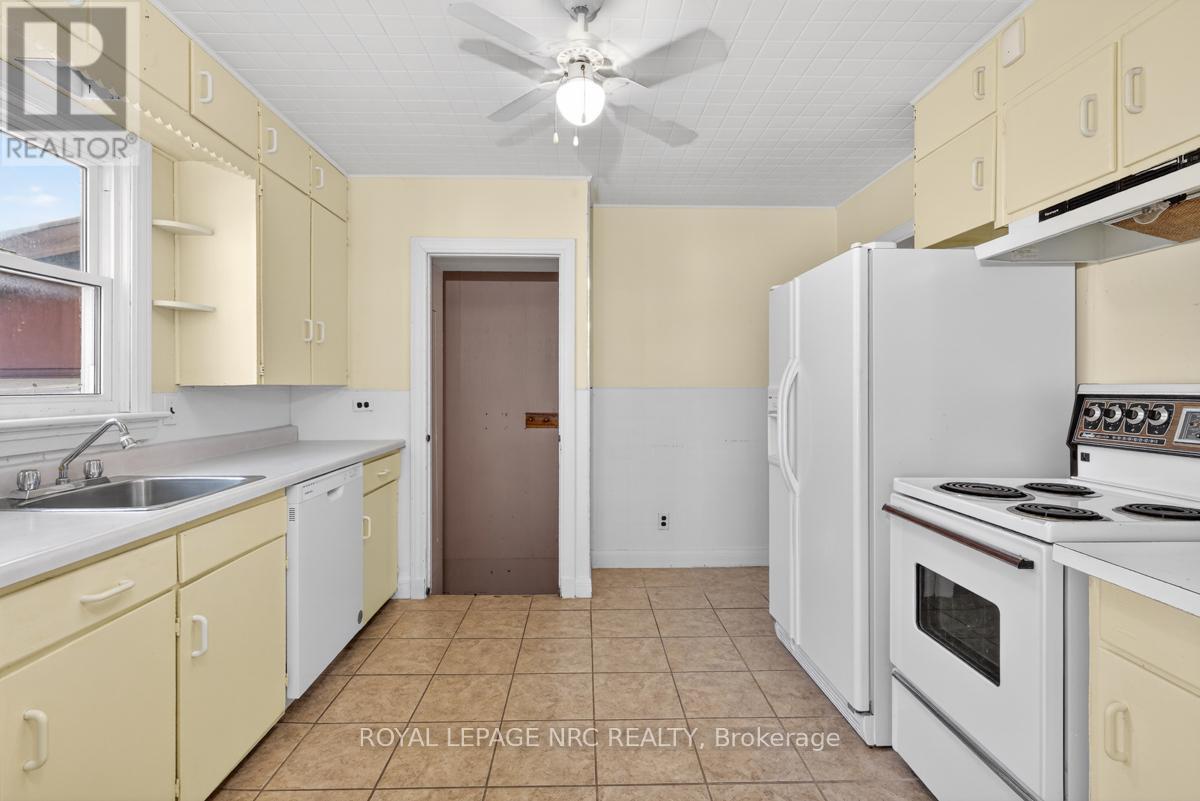 430 Clare Avenue, Welland (Prince Charles), ON - Indoor Photo Showing Kitchen
