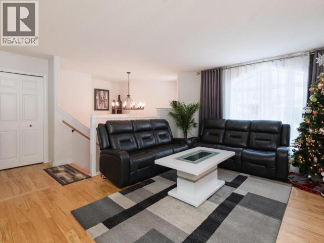 21 Iron Horse Drive, Whitehorse, YT - Indoor Photo Showing Living Room