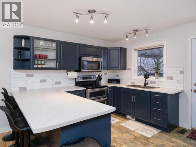 21 Iron Horse Drive, Whitehorse, YT - Indoor Photo Showing Kitchen