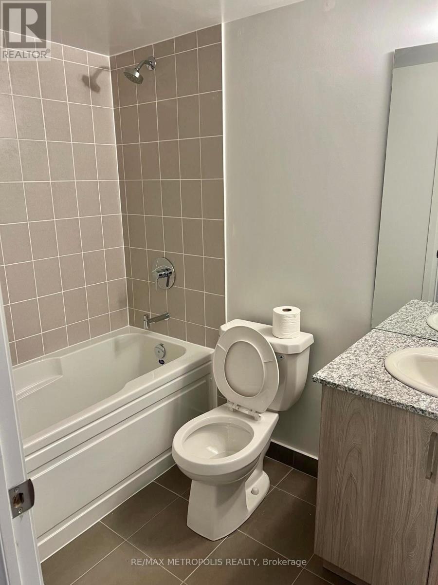 723 - 20 Meadowglen Place, Toronto, ON - Indoor Photo Showing Bathroom