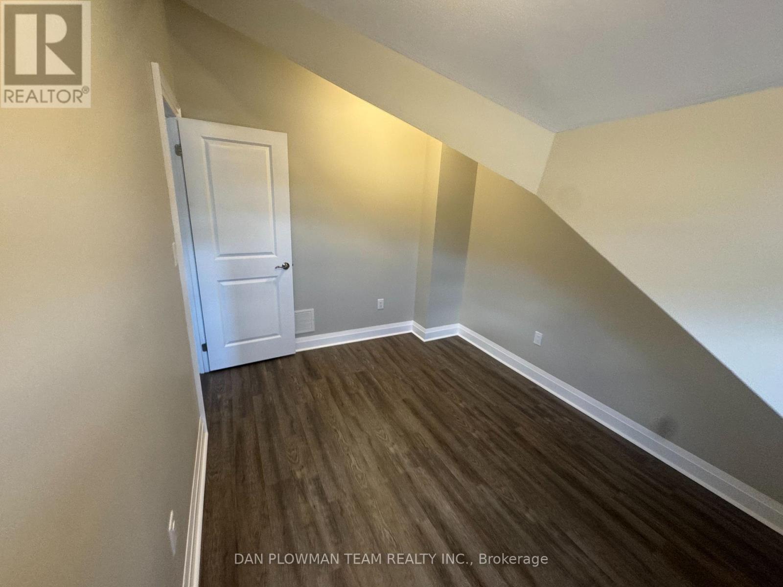 Upper - 460 Park Road S, Oshawa, ON - Indoor Photo Showing Other Room