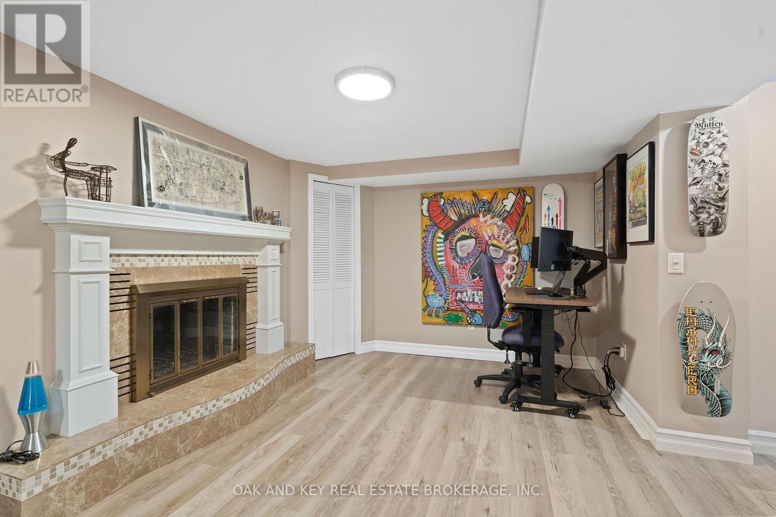 143 Golfview Road, London South (South Q), ON - Indoor With Fireplace
