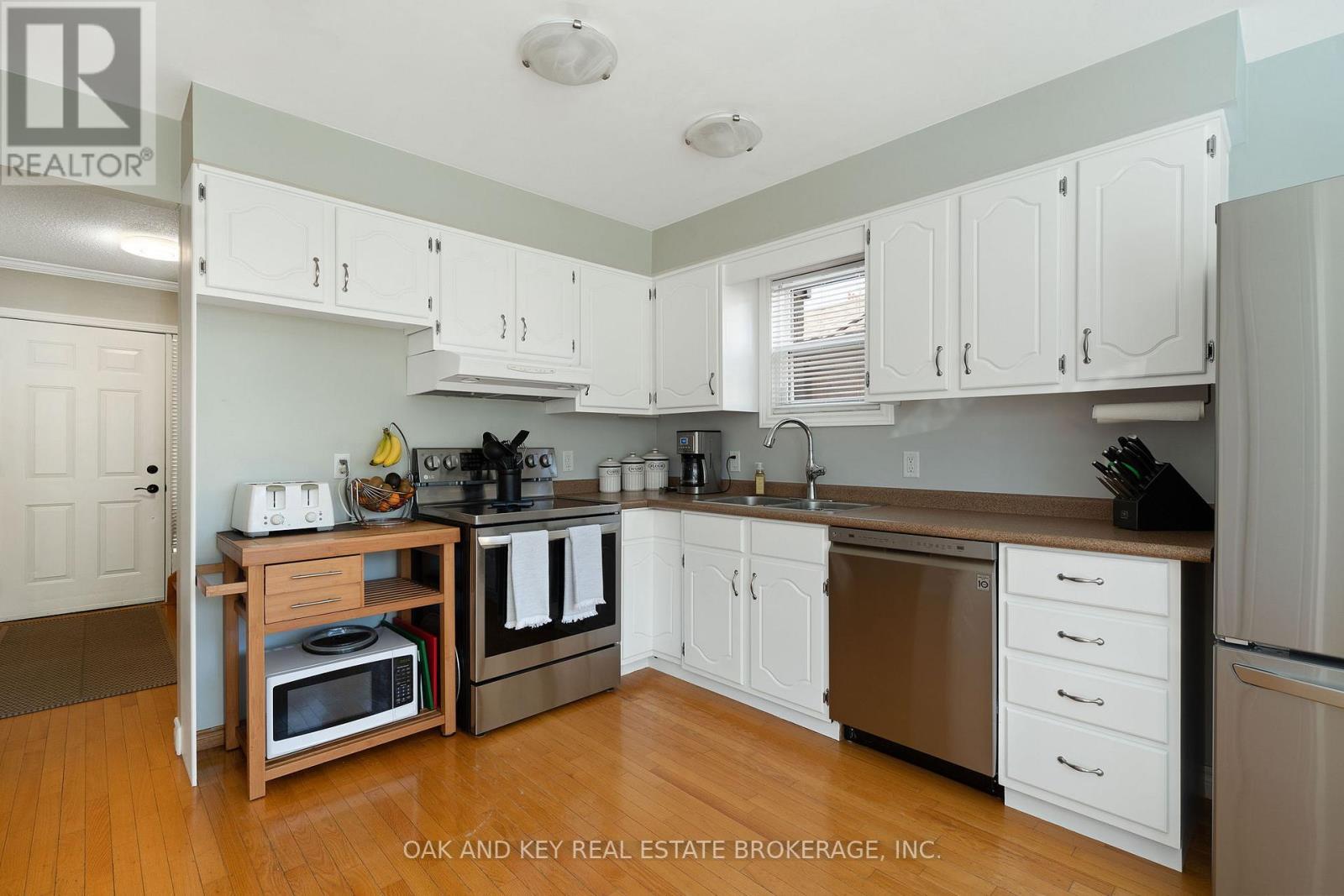 143 Golfview Road, London South (South Q), ON - Indoor Photo Showing Kitchen With Double Sink