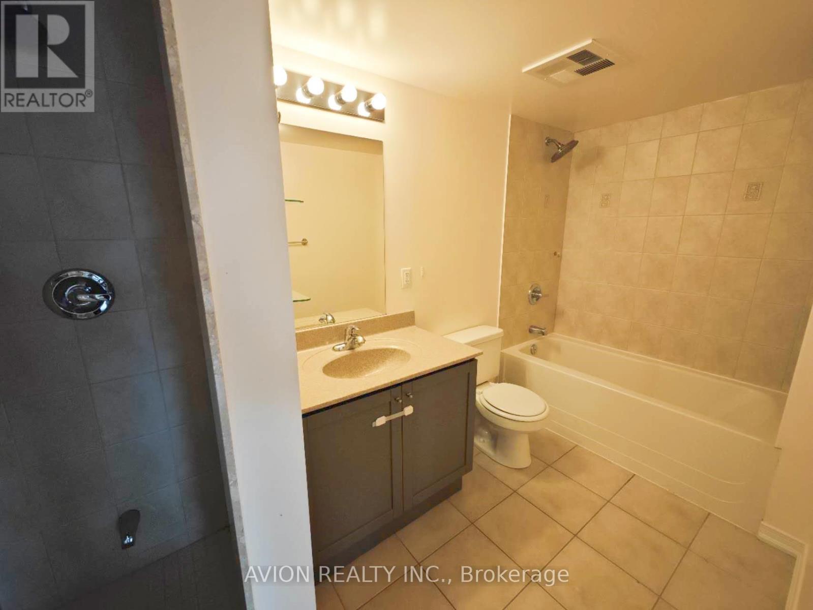 Master washroom - Ph 107 - 18 Valley Woods Road, Toronto, ON - Indoor Photo Showing Bathroom