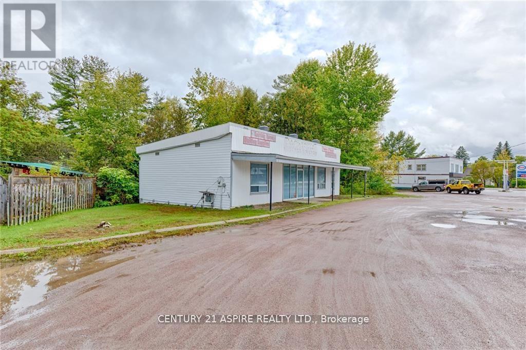 2096 Petawawa Boulevard, Petawawa, ON