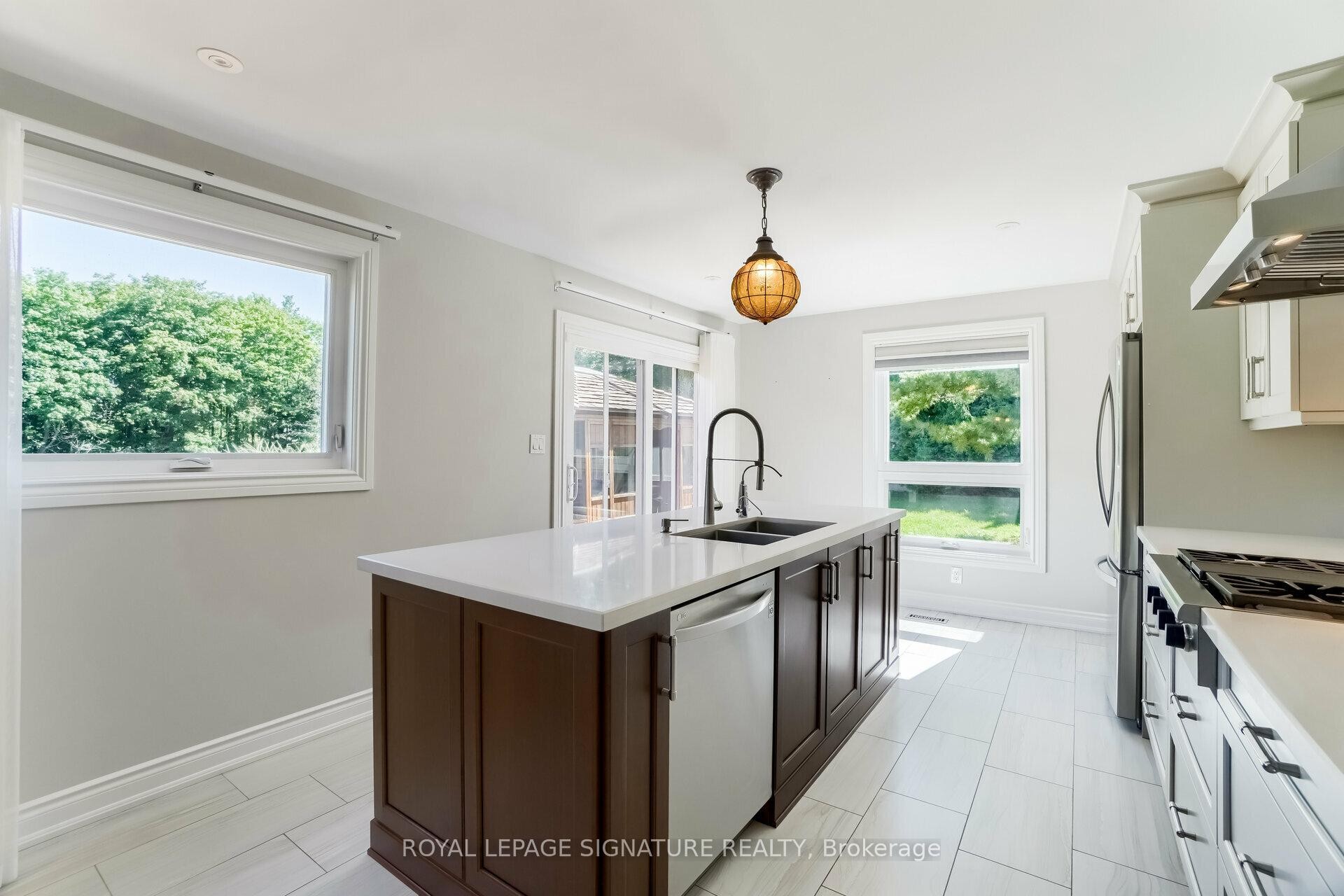 9 Elite Road, Caledon, ON - Indoor Photo Showing Kitchen With Double Sink With Upgraded Kitchen