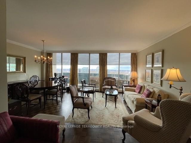 2511-400 Walmer Road, Toronto, ON - Indoor Photo Showing Living Room