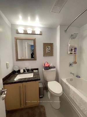 2511-400 Walmer Road, Toronto, ON - Indoor Photo Showing Bathroom