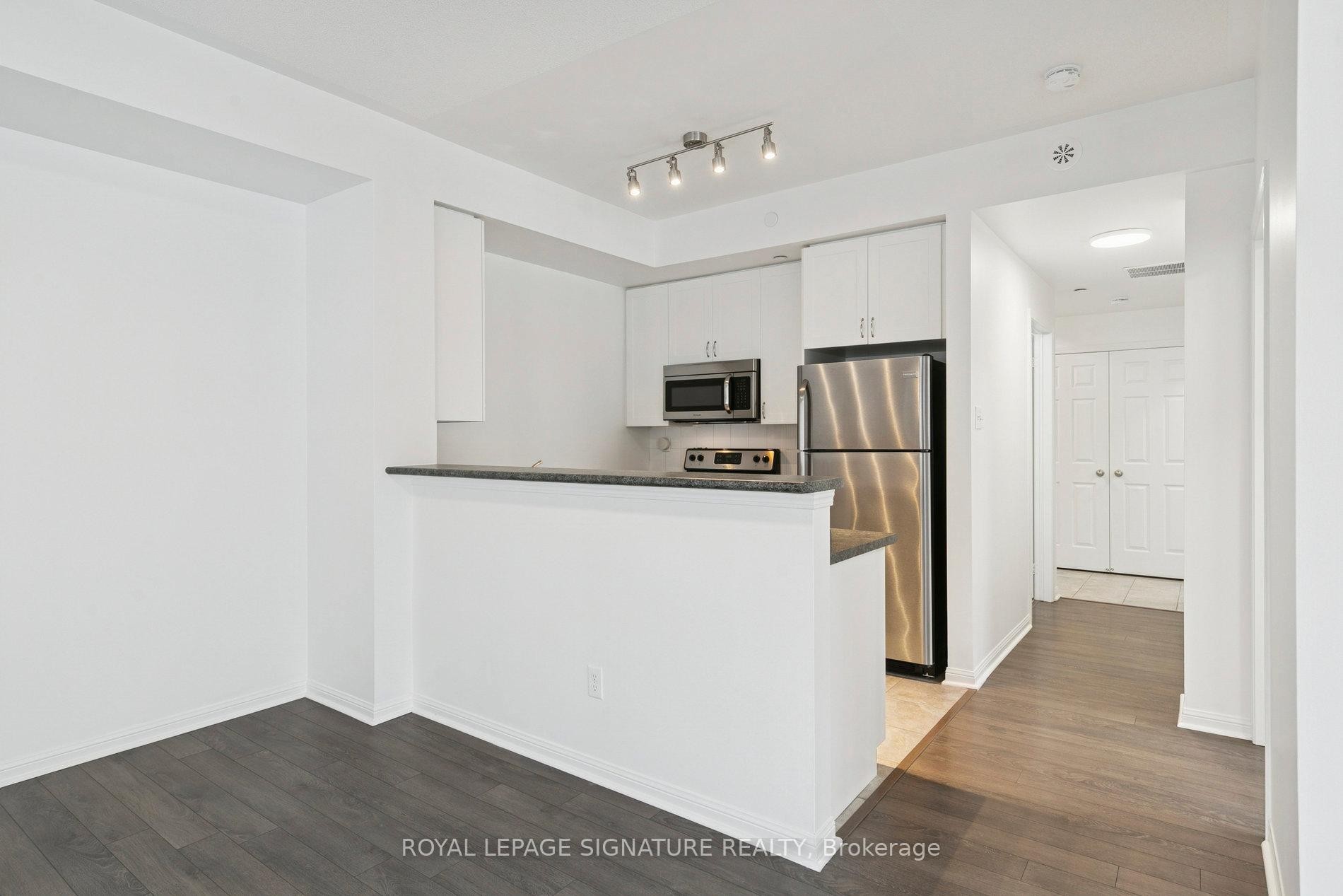 110-5705 Long Valley Road, Mississauga, ON - Indoor Photo Showing Kitchen