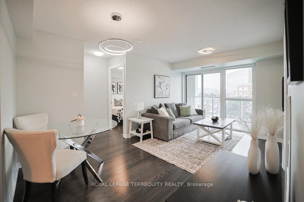 411-275 Yorkland Road, Toronto, ON - Indoor Photo Showing Living Room