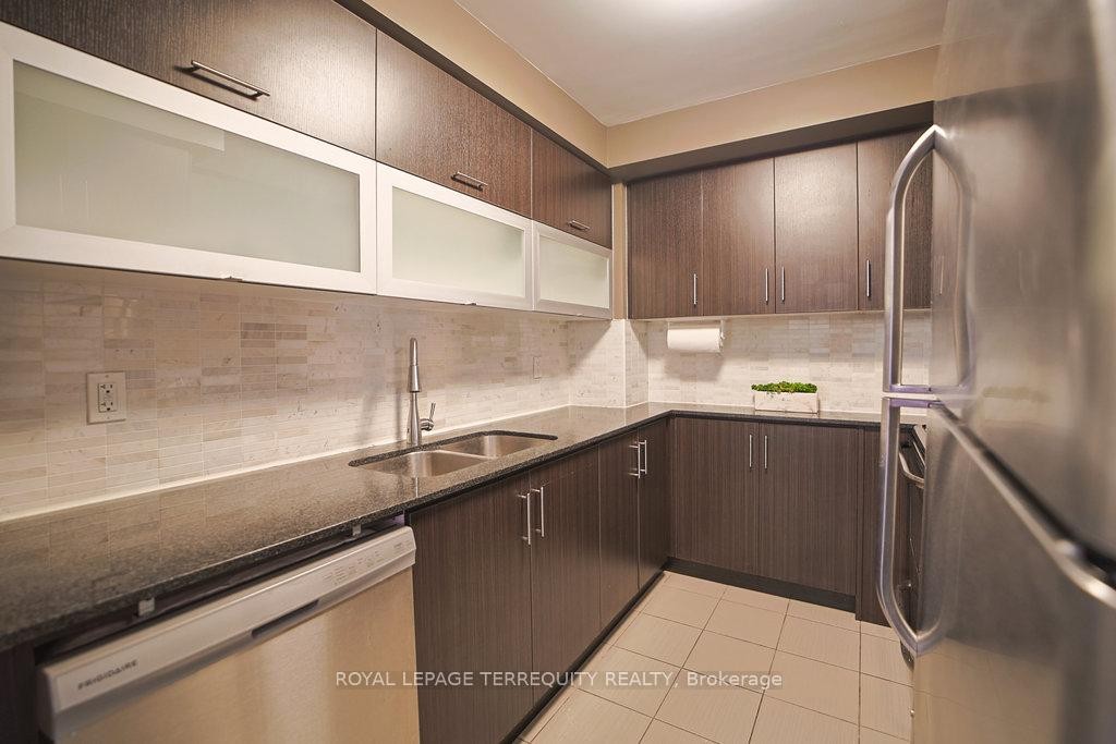 411-275 Yorkland Road, Toronto, ON - Indoor Photo Showing Kitchen With Double Sink With Upgraded Kitchen