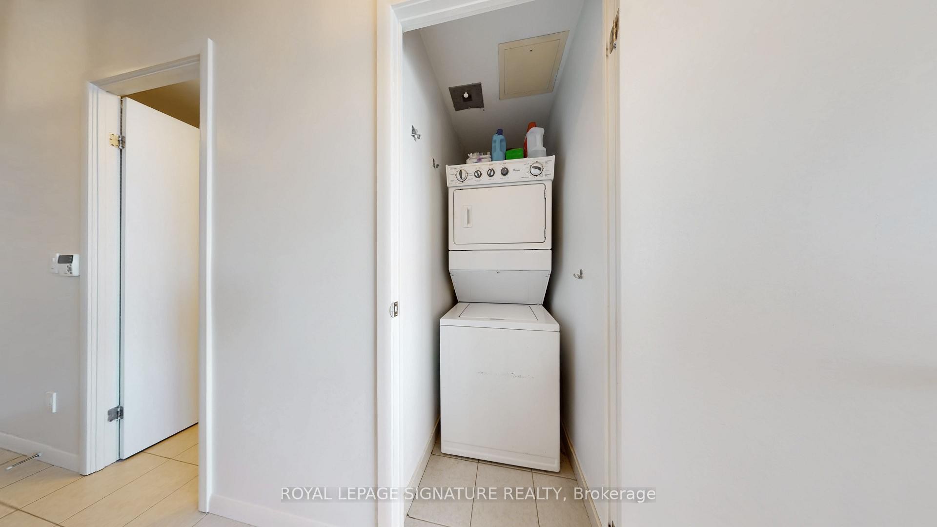 3403-215 Fort York Boulevard, Toronto, ON - Indoor Photo Showing Laundry Room