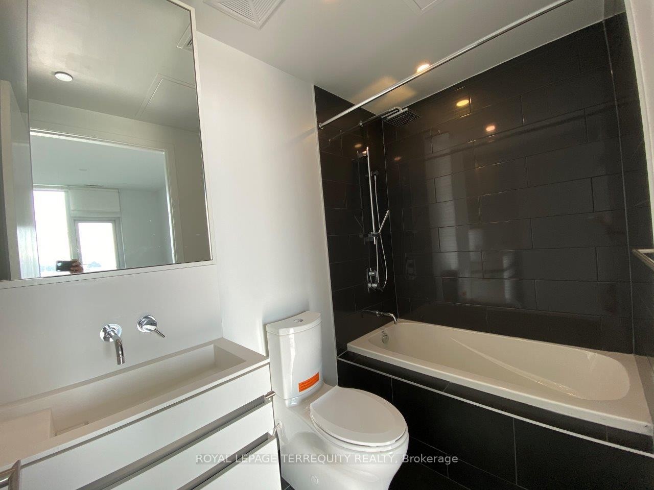 6008-197 Yonge Street, Toronto, ON - Indoor Photo Showing Bathroom