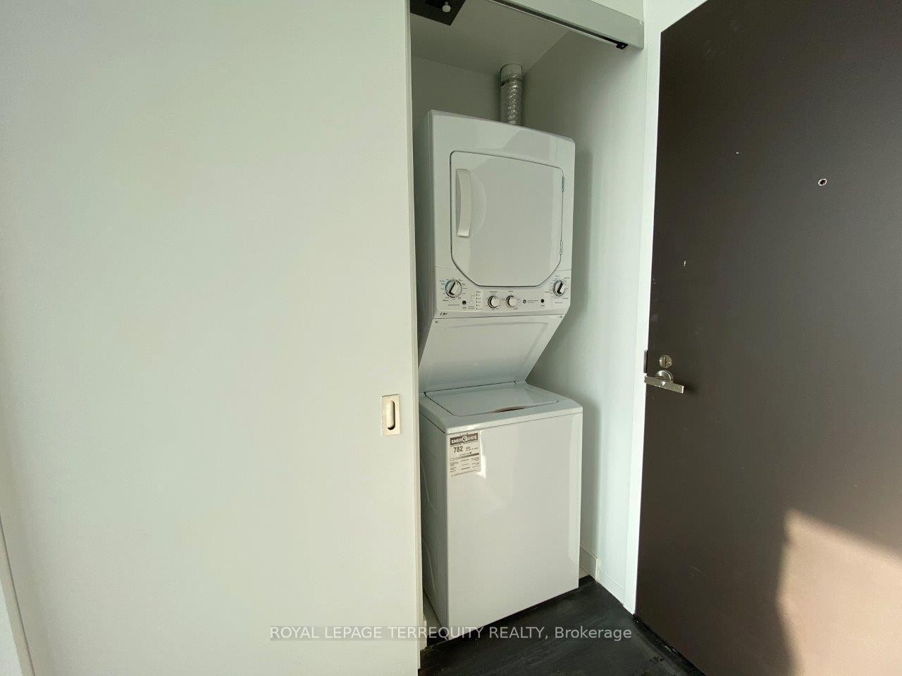 6008-197 Yonge Street, Toronto, ON - Indoor Photo Showing Laundry Room