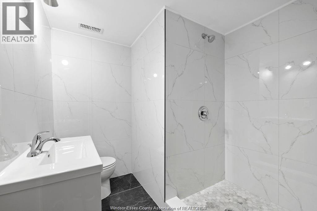 5440 Lyndon, Windsor, ON - Indoor Photo Showing Bathroom