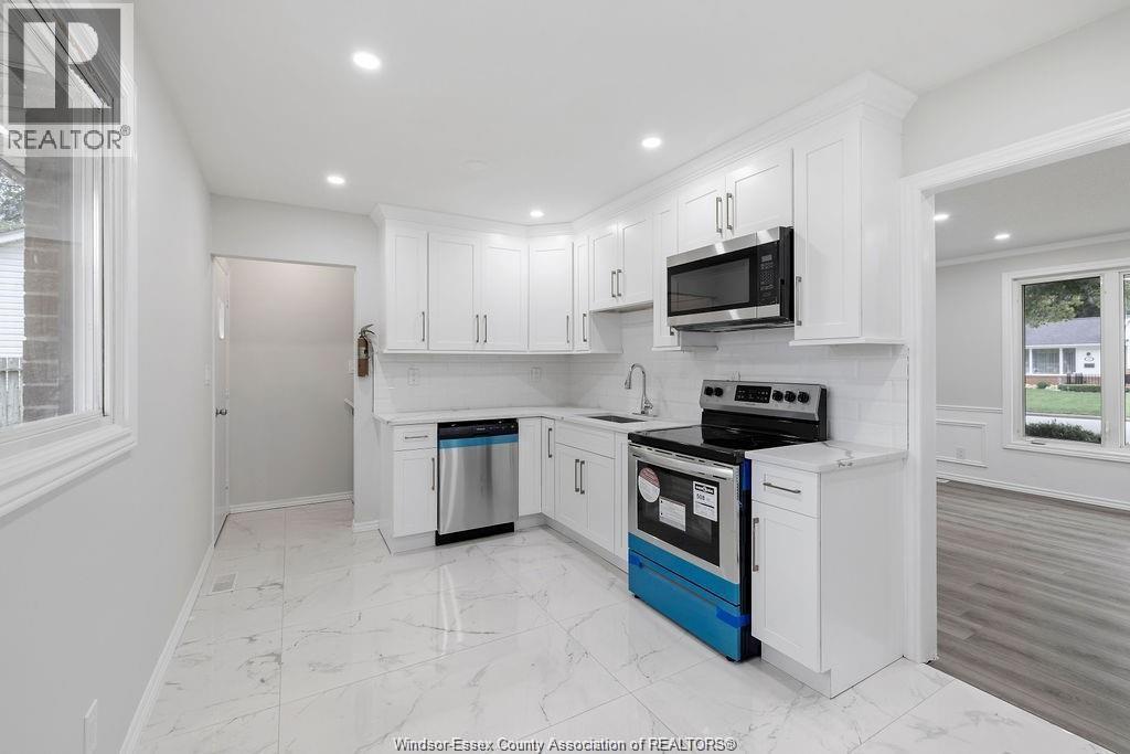 5440 Lyndon, Windsor, ON - Indoor Photo Showing Kitchen With Stainless Steel Kitchen